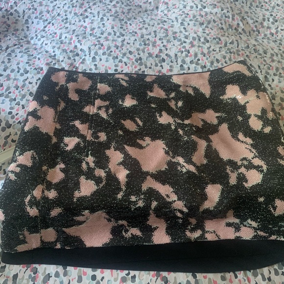 Beautiful embellished mini skirt - Picture 2 of 4